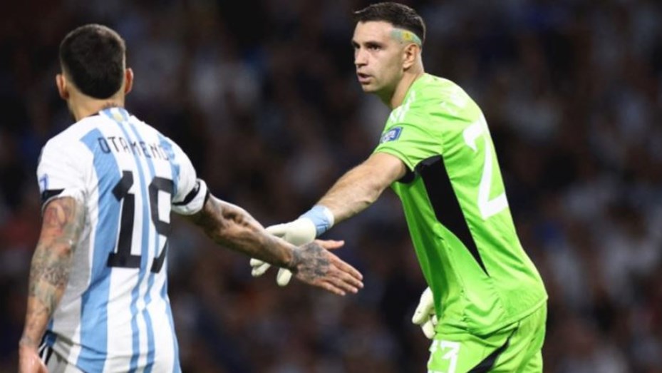 2023 El portero Emiliano Martínez encaja el primer gol en Argentina